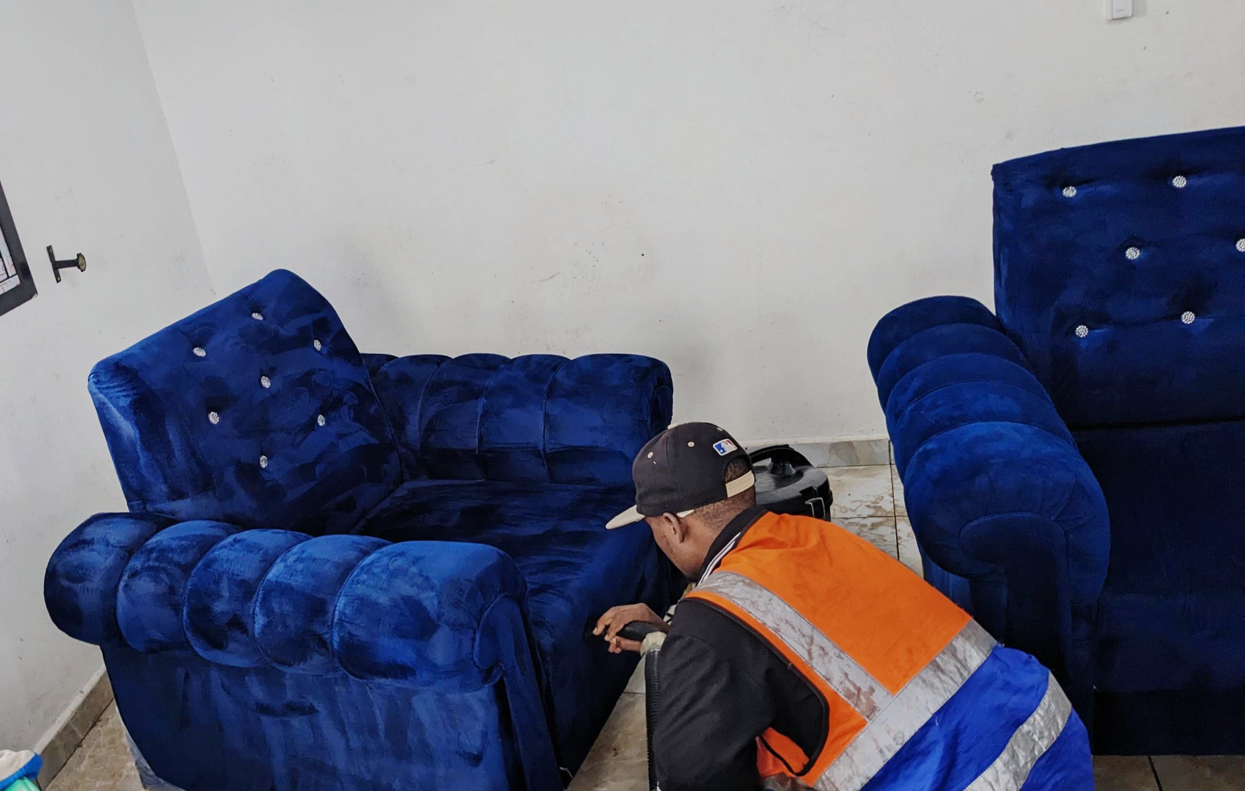 Canapé bleu velours propre après nettoyage HydroClean Douala